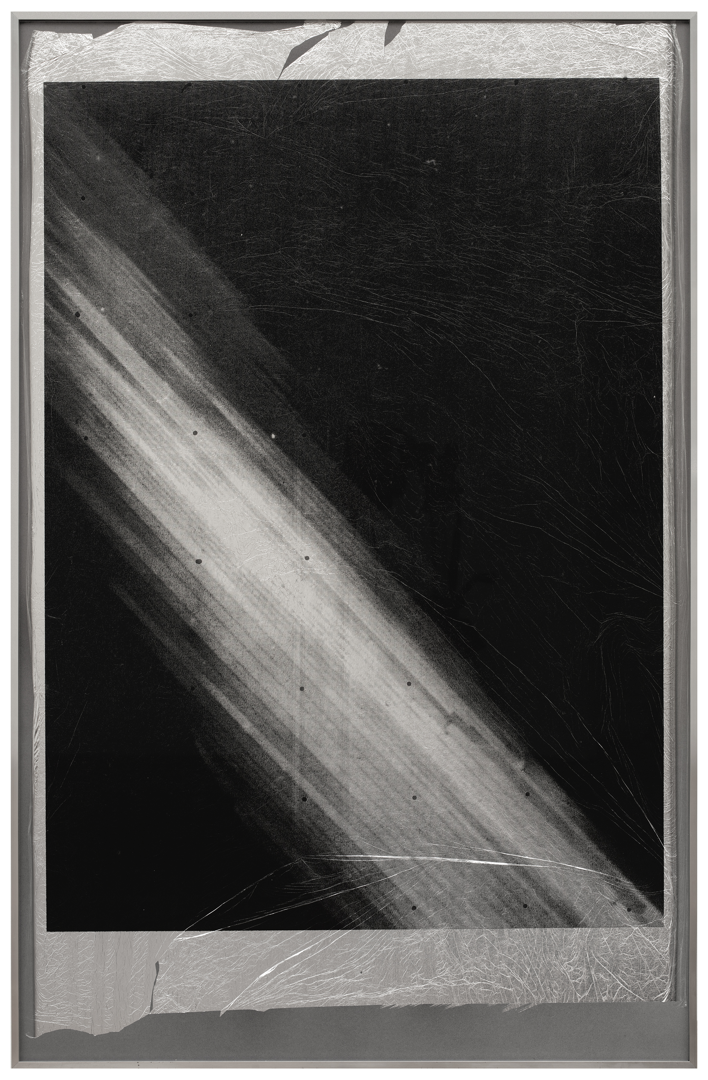 Sonia Leimer, 1959, (2012), 2012, Siebdruck auf aluminiumbedampfter Isolationsfolie für die Raumfahrt, 96,4 x 63,3 cm © The artist, Courtesy Galerie nächst St. Stephan, Wien