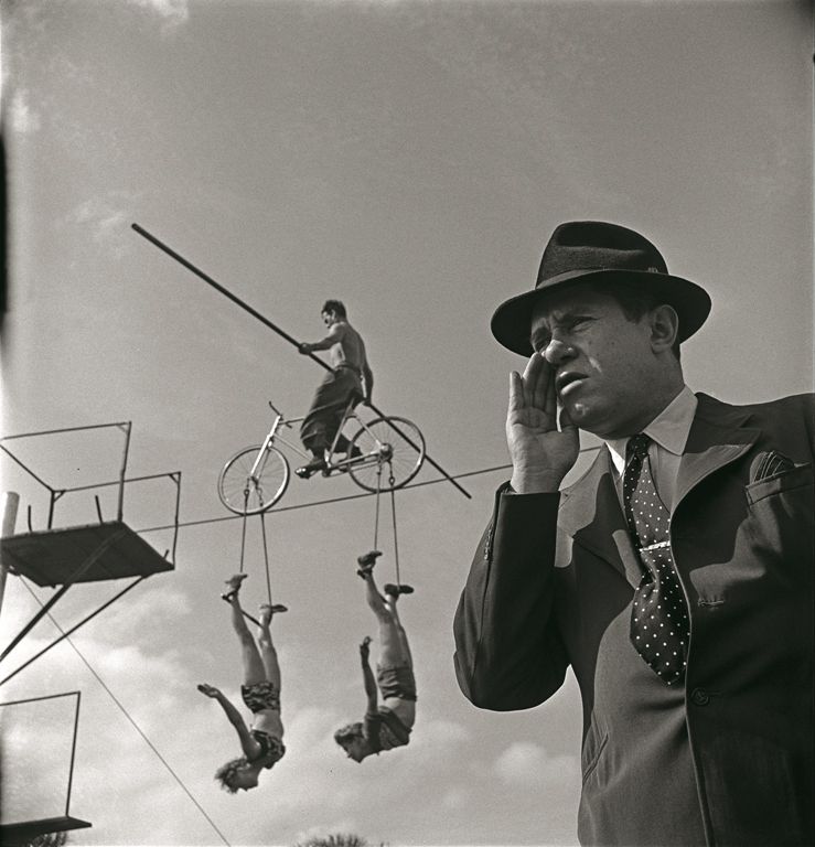 Stanley Kubrick, Zirkus - Balance-Akt mit Trapez-Akrobaten, 1947. Courtesy Museum of the City of New York, Geschenk von Cowles Communications, Inc. © SK Film Archives, LLC