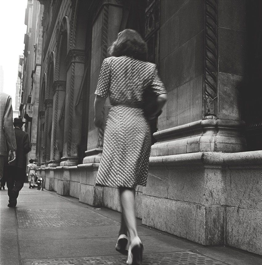 Stanley Kubrick, Street Conversations – Woman walking down the street , 1946. Courtesy Museum of the City of New York, Geschenk von Cowles Communications, Inc. © SK Film Archives, LLC